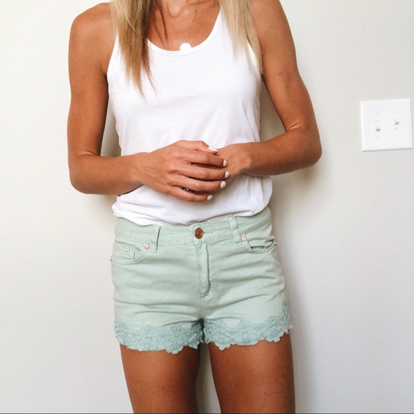 SOLD Lace detailed shorts - Picture 4 of 4